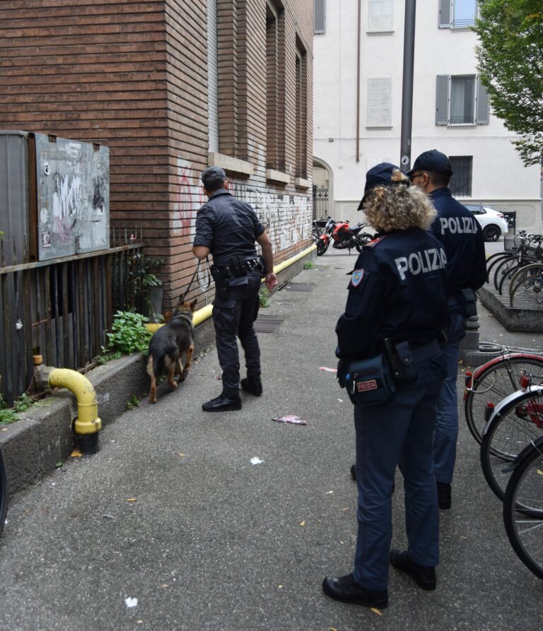Polizia: controlli antidroga davanti ad alcune scuole di Piacenza