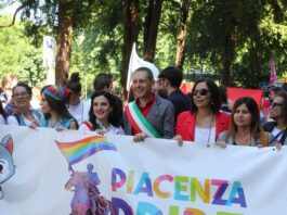Il sindaco Zangrandi (al centro della foto), ritratto ieri durante il Piacenza Pride