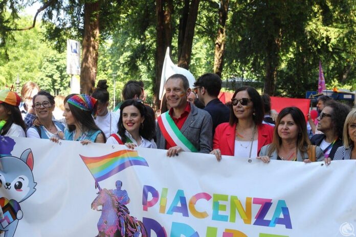 Il sindaco Zangrandi (al centro della foto), ritratto ieri durante il Piacenza Pride