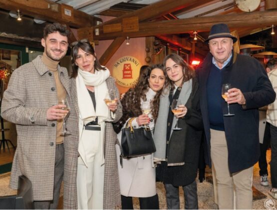 Giuseppe Rossetti (primo a destra) con la famiglia: la figlia Rebecca, Jessica, la moglie Monica e Gianmaria