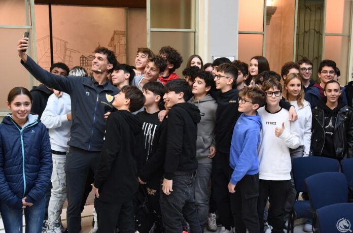 Andrea Dallavalle si è prestato a scattare foto con gli studenti