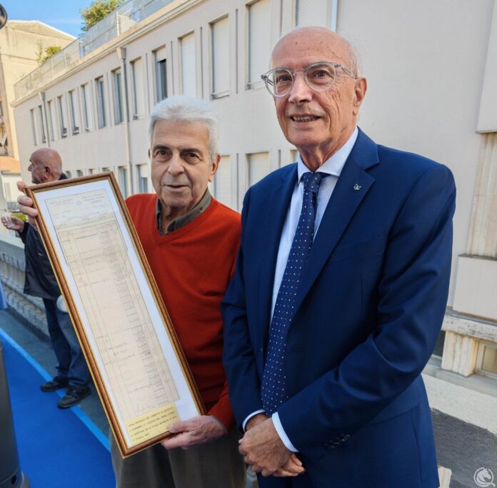 Giuseppe Torre con il dott. Nenna mostra il primo libretto di risparmio a lui intestato e recante la data 3.10.1960